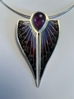 Purple pendant, in silver.
